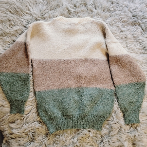 SoldVtg Icelandic Wool Sheep Scene Pure New Wool Sweater Size medium Knit Chunky - Picture 9 of 11